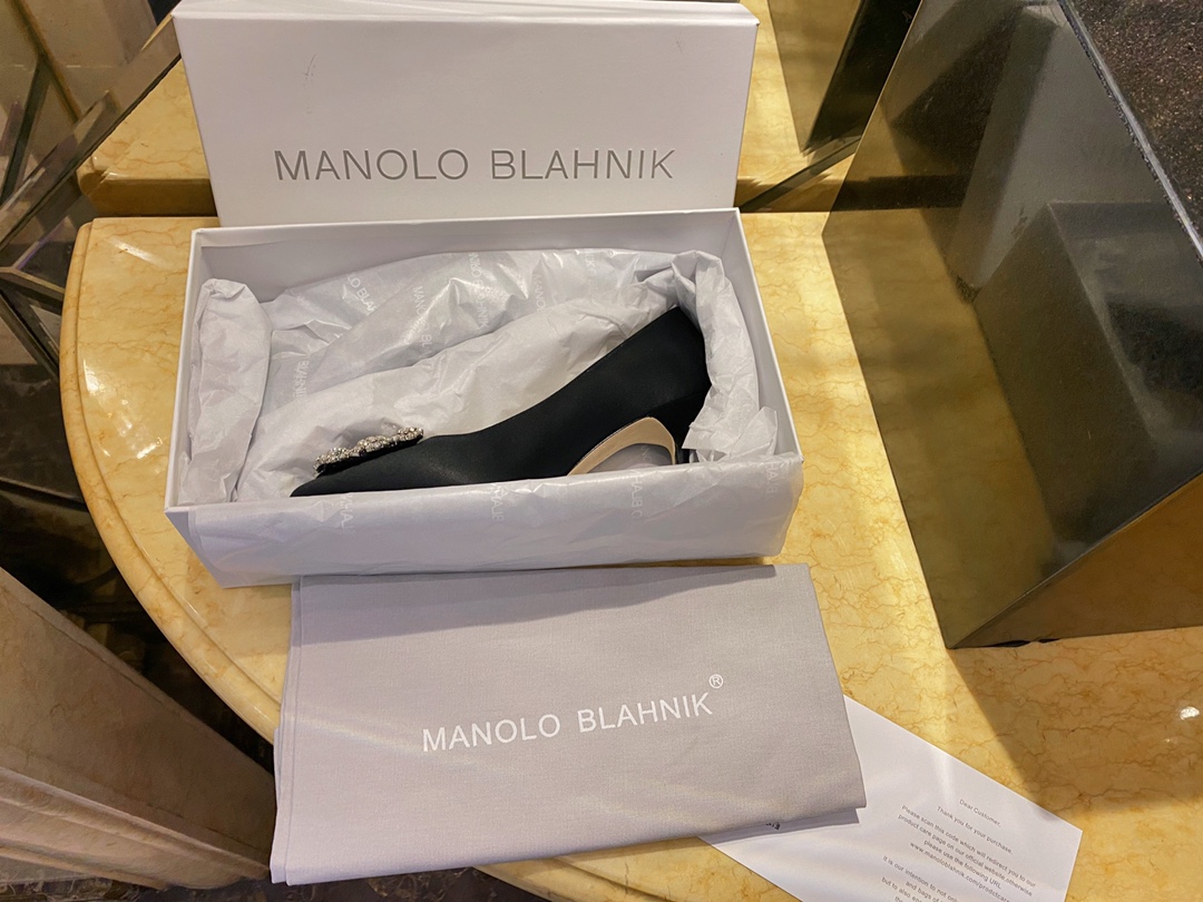 Manolo Blahnik נעליים מצעדות עקב גבוה שחור לבן