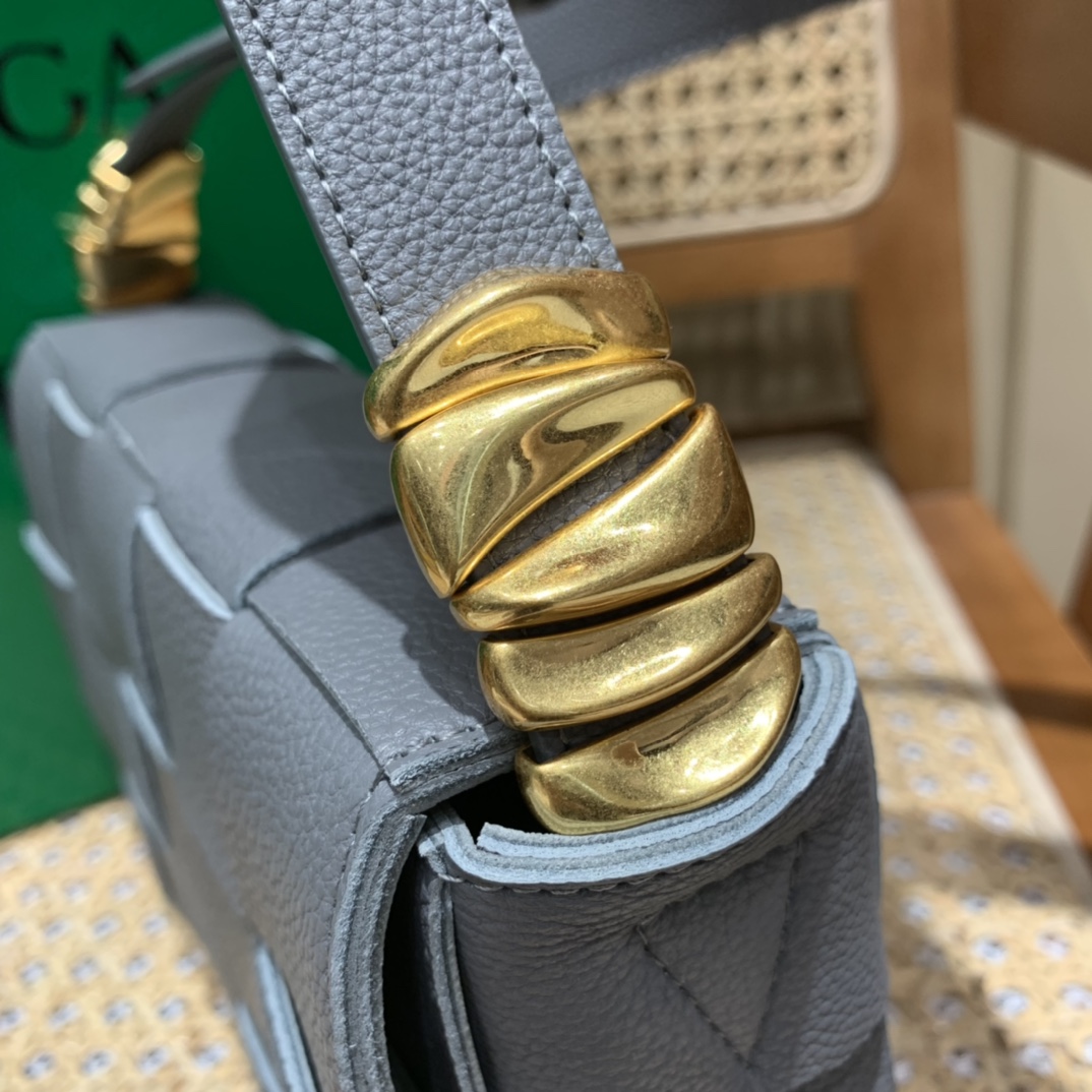 Bottega Veneta CASSETTE 23CM BAG 666870闪电灰