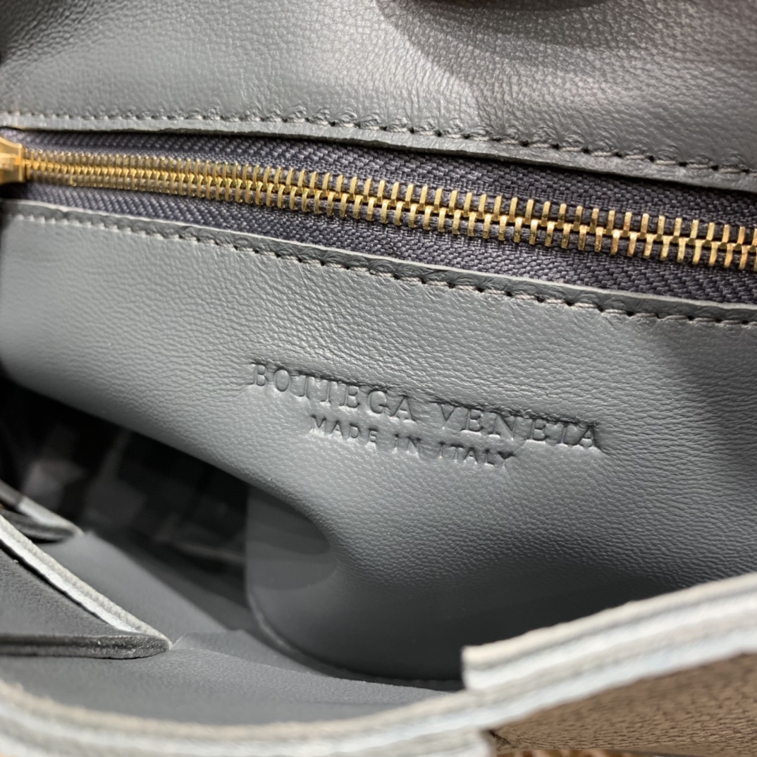 Bottega Veneta CASSETTE 23CM BAG 666870闪电灰