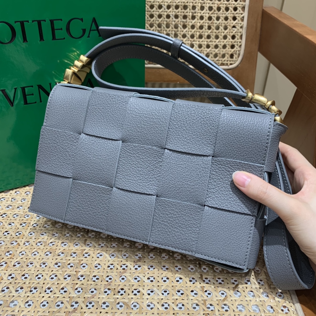 Bottega Veneta CASSETTE 23CM BAG 666870闪电灰