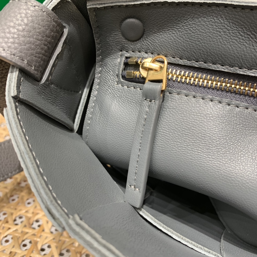 Bottega Veneta CASSETTE 23CM BAG 666870闪电灰