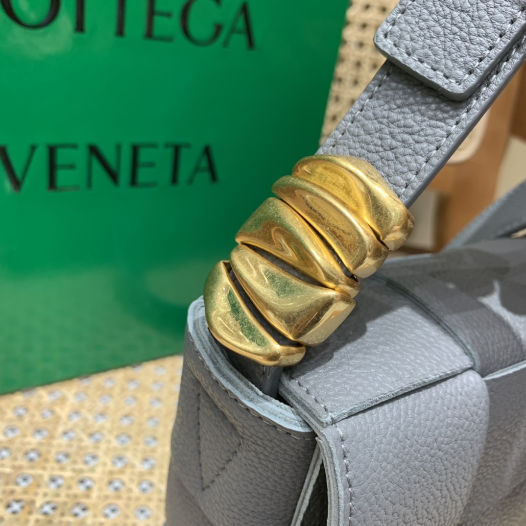 Bottega Veneta CASSETTE 23CM BAG 666870闪电灰