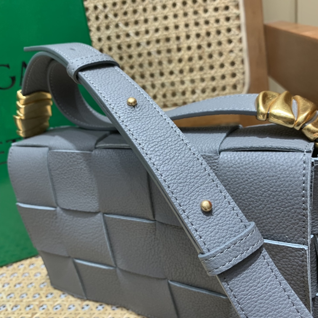 Bottega Veneta CASSETTE 23CM BAG 666870闪电灰