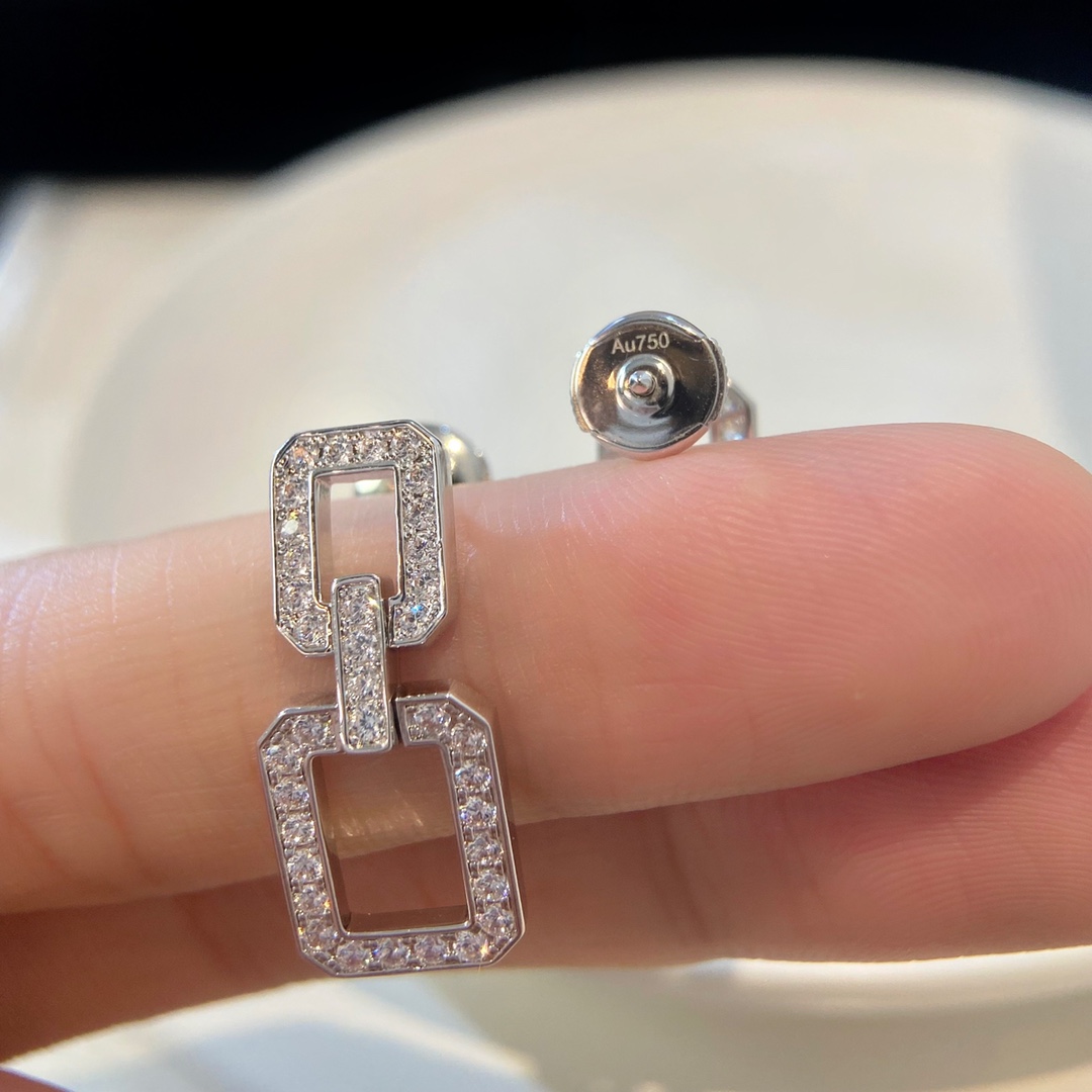 
Diamond Links系列钻石耳环。
HW海瑞温斯顿方形大号耳环太大气了，几何图案的耳环会特别的有