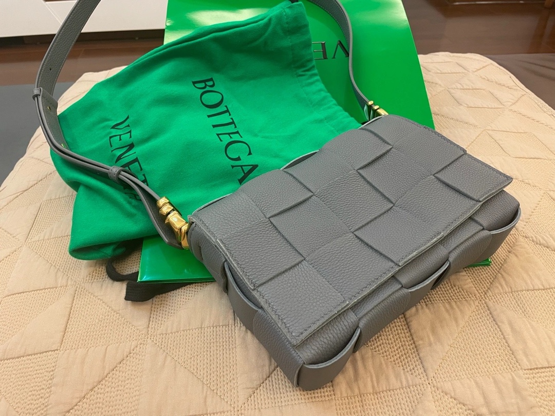 Bottega Veneta CASSETTE 23CM BAG 666870闪电灰