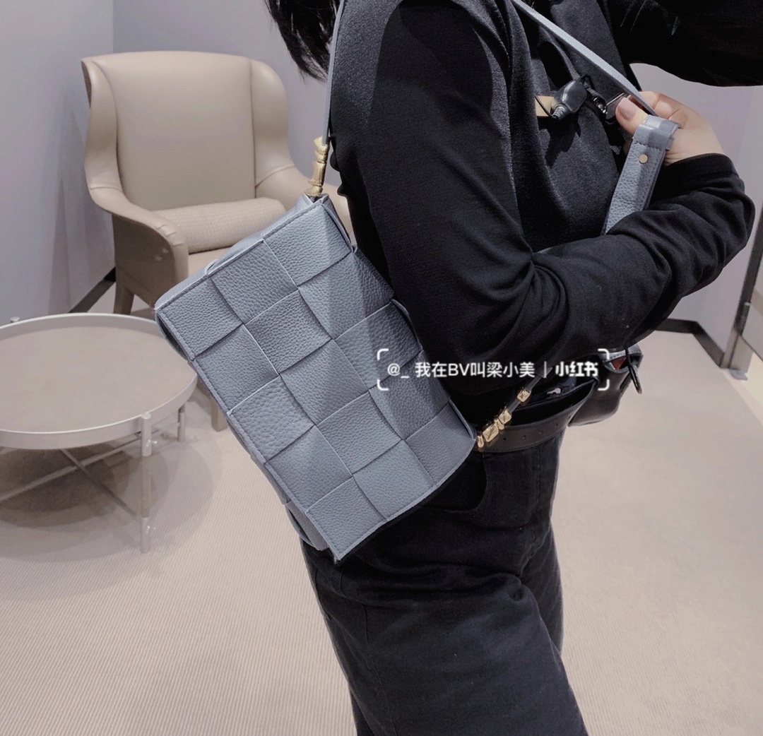 Bottega Veneta CASSETTE 23CM BAG 666870闪电灰