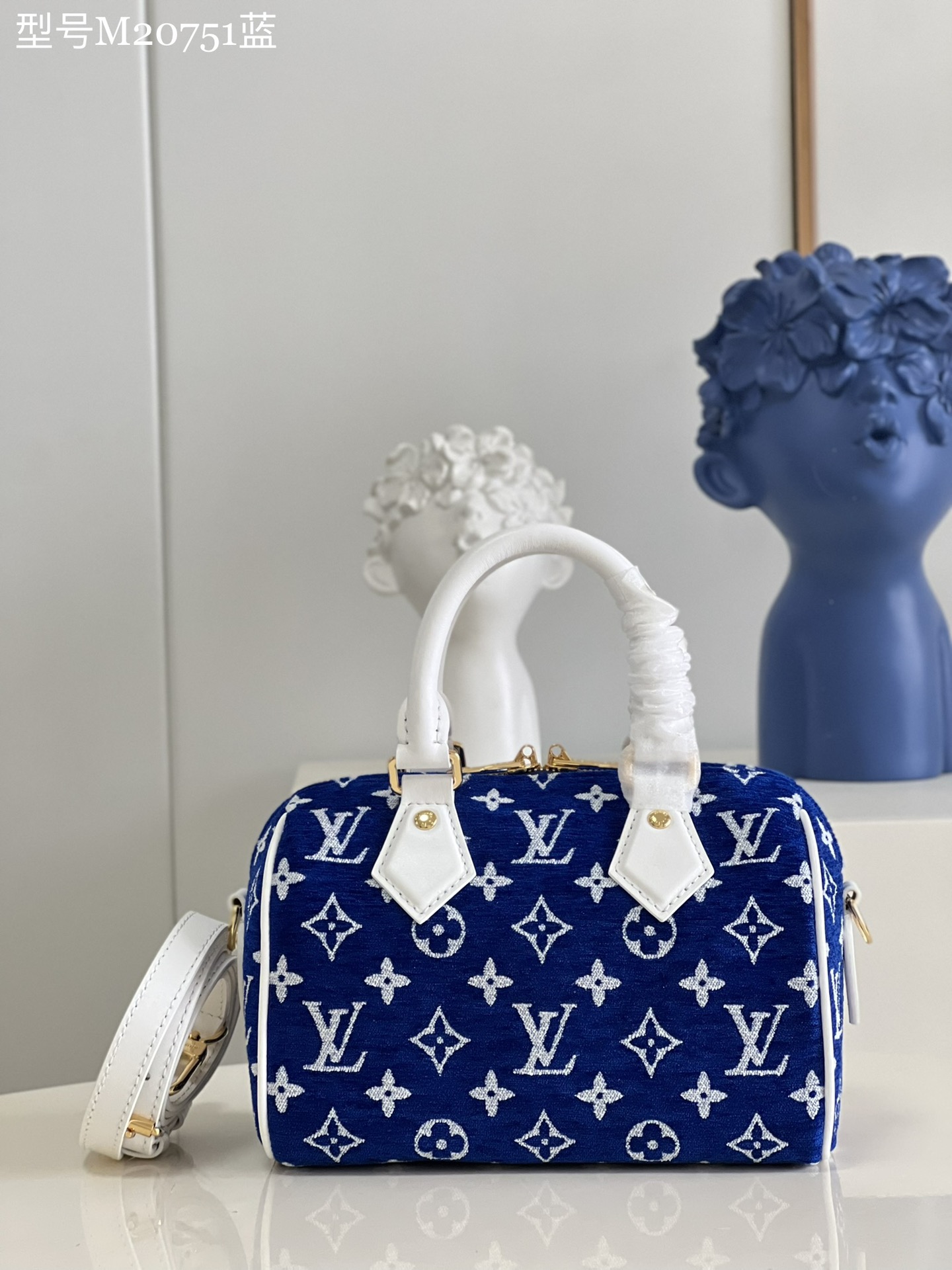 NO:398834,【Exclusive real shot M20751 blue】This Speedy 20 handbag comes from the LV Match series, greeting the tennis Grand Slam event. Monogram jacquard velvet fabric is made of recycled rope velvet, paired with leather trim, and is calmly switched in sports or urban style. Detailed features 20.5 x 13.5 x 12 cm (length x height x width) Y.,LV [original leather],louis vuitton19860909【独家实拍M20751蓝】本款 Speedy 20 手袋出自 LV Match 系列,向网球大满贯赛事致意.Monogram 提花绒布由回收绳绒线制成,搭配皮革饰边,运动或都市格调从容切换.详细特征20.5 x 13.5 x 12 厘米 (长度 x 高 x 宽) Y.,LV【原厂皮】,louis vuitton,Bag