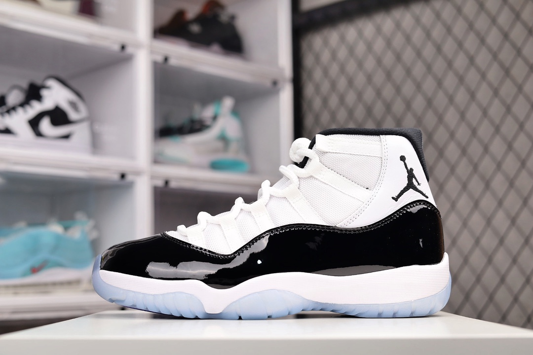 J0 Air Jordan AJ11 康扣 45号后跟 黑白 纯原  原楦原档案数据开模打造 原厂中底拉帮钢印 原厂漆皮 防冻不开裂 头层皮料 原装鞋撑 水晶大底正确色度色泽 原楦原数据刺绣 原厂车缝走线及对位 毫厘不差 飞人logo采用原数据电脑刺绣 原装正品碳纤维真实碳板 增强抗扭 原内标 原盒标 正确官方原盒 原厂防氧化水晶外底 原厂配套厂全掌AIR SOLE气垫885QS