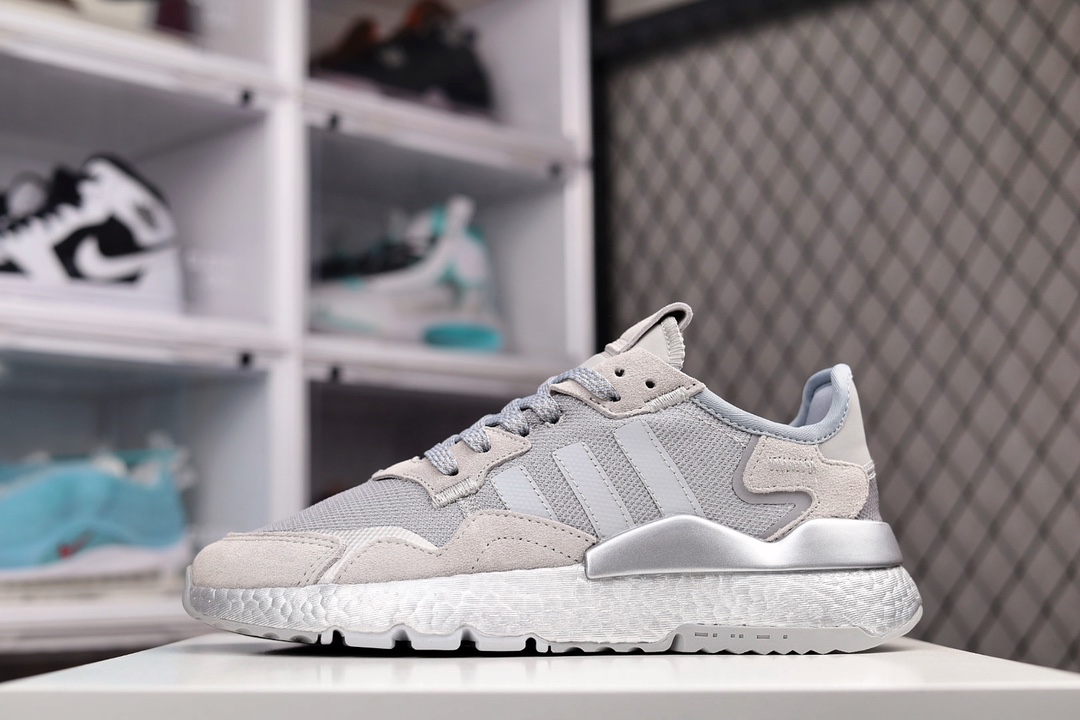 H0 阿迪达斯Nite Jogger 2019 Boost 联名夜行者复古跑鞋。 原厂材料 原厂大底 私家独模 网布搭配麂皮拼接打造鞋面 极具复古风格鞋头及鞋跟点缀3M反光设计极为亮眼中底采用全掌 Boost 科技 厚度相当可观 脚感极佳663YF