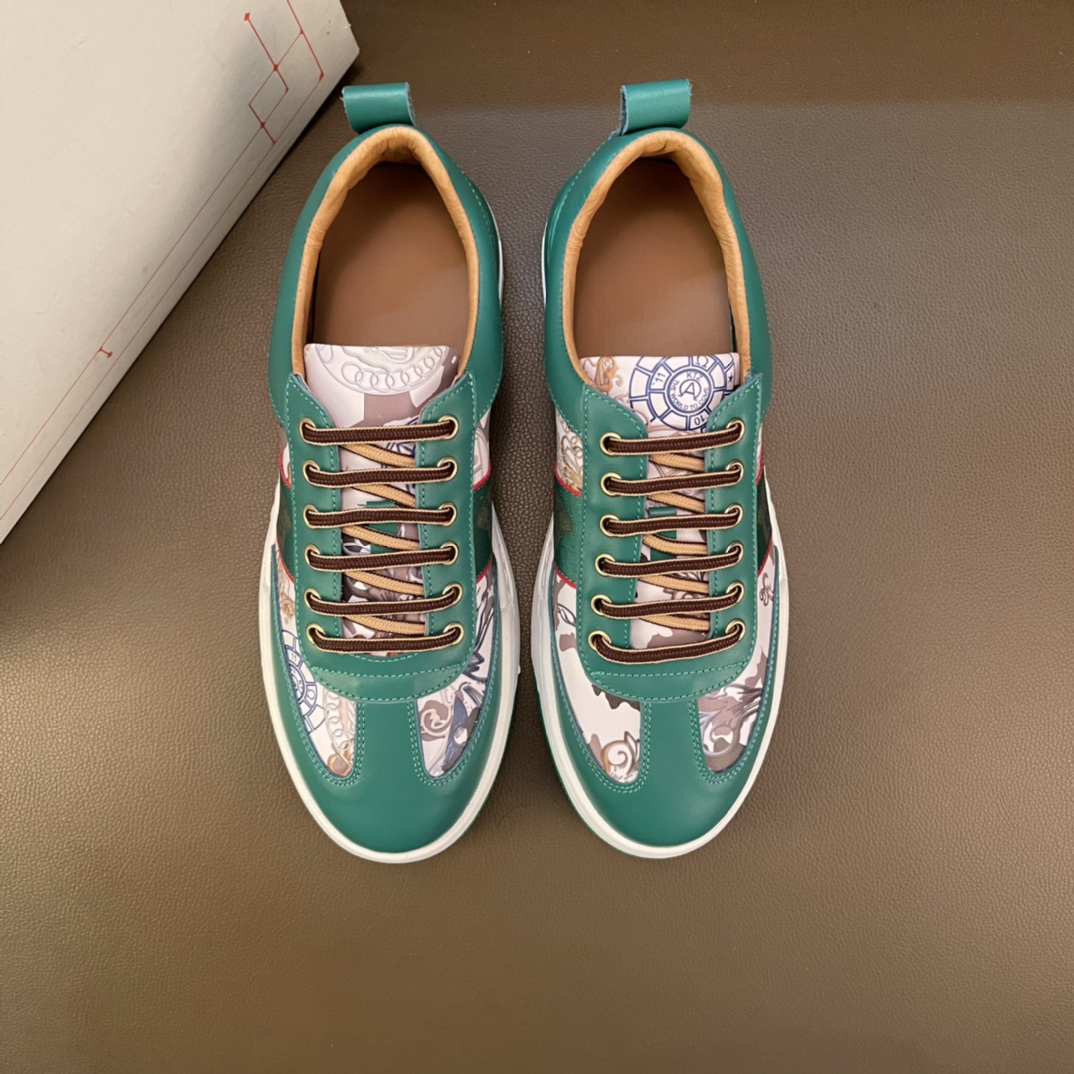 I0  高品质欧美大师设计简洁高档大气，专柜品质值得信赖，面料进口顶级牛皮 。😍 羊皮内里🐑 做工精细，专柜原版大底，上脚舒适百搭，潮男乐福专属定制，小 麦昆 Alexander McQueen  适合司机户外行车🚗 休闲鞋系列之首 男鞋