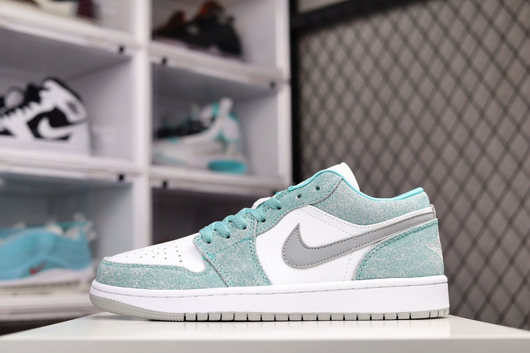 H0 Air Jordan 1 Low “New Emerald” 新翡翠 穿着新的翡翠、白色和轻钢灰色配色方案。这款低帮Air Jordan 1采用白色皮革底座，搭配翠绿色翻毛皮覆面和灰色Swoosh标志。灰色橡胶外底上的白色中底完成了设计663RC