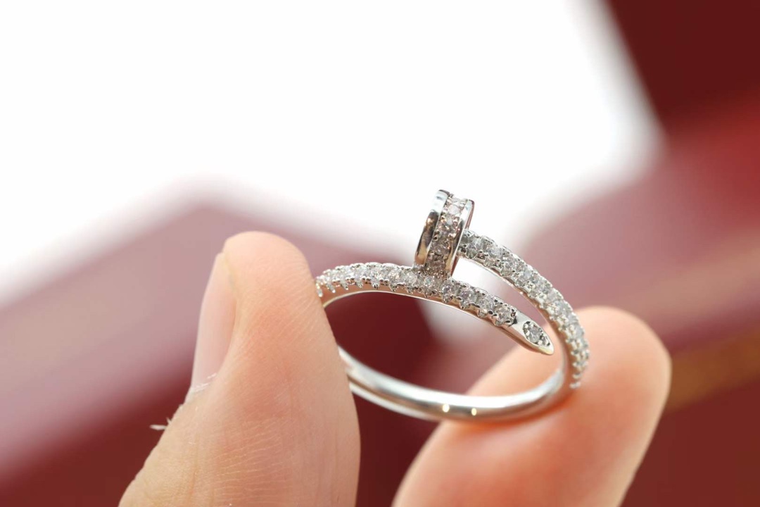 Cartier 卡地亚/Cartier 窄‮钉版‬子戒指 银色 满钻款