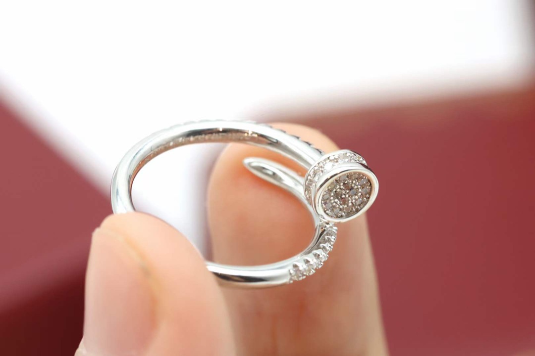 Cartier 卡地亚/Cartier 窄‮钉版‬子戒指 银色 满钻款