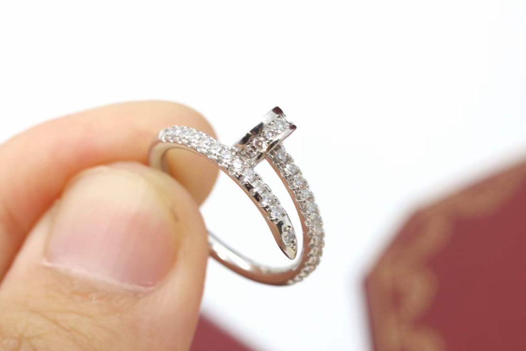 Cartier 卡地亚/Cartier 窄‮钉版‬子戒指 银色 满钻款