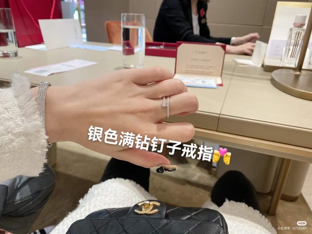 Cartier 卡地亚/Cartier 窄‮钉版‬子戒指 银色 满钻款
