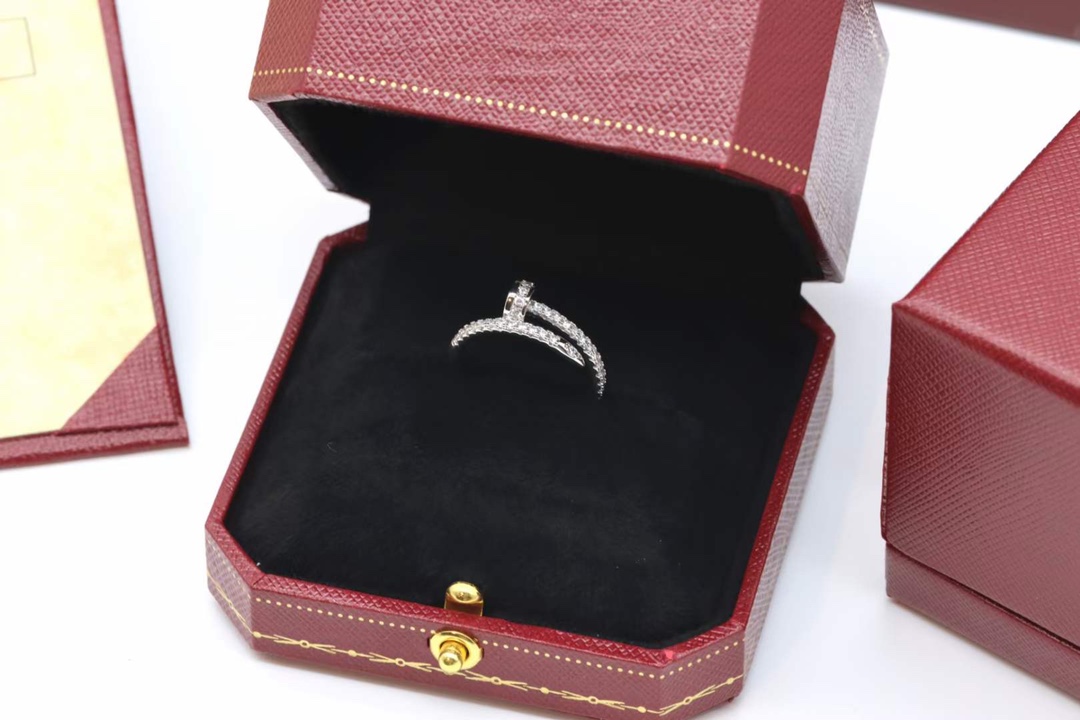 Cartier 卡地亚/Cartier 窄‮钉版‬子戒指 银色 满钻款