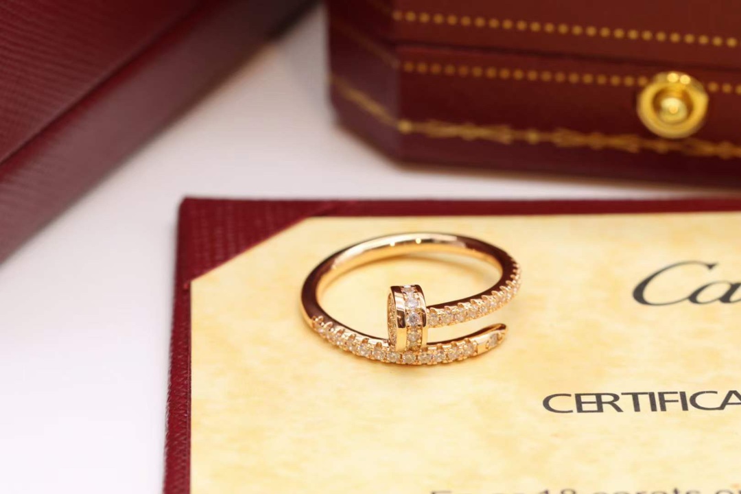 Cartier 卡地亚/Cartier 窄‮钉版‬子戒指 玫瑰金 满钻