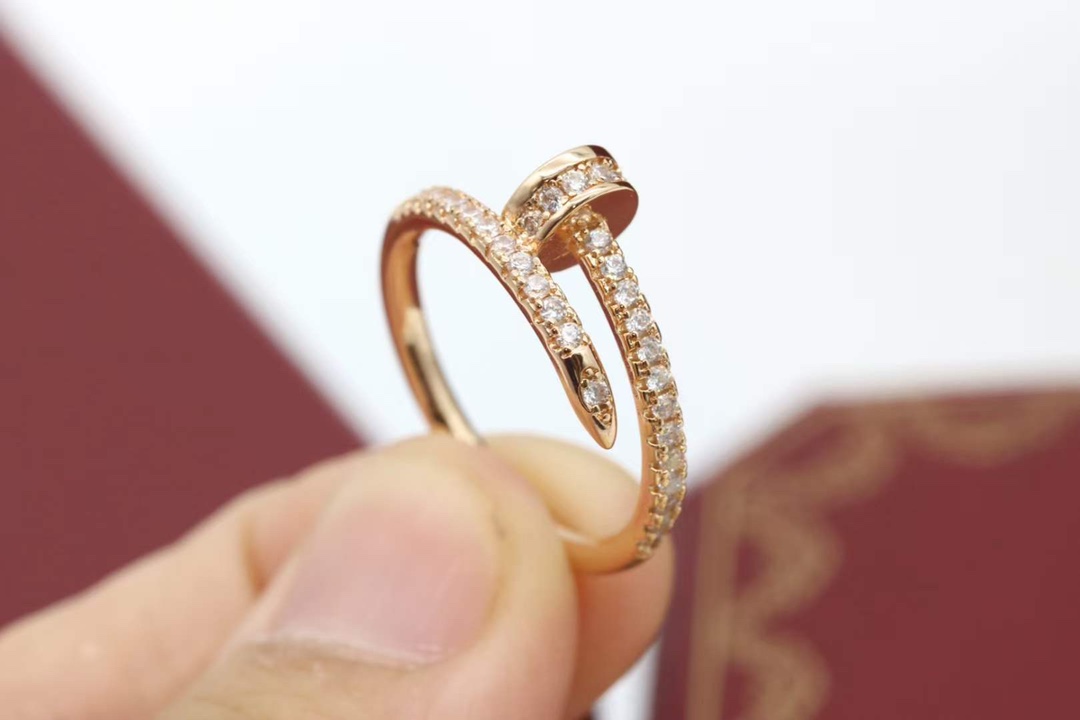 Cartier 卡地亚/Cartier 窄‮钉版‬子戒指 玫瑰金 满钻