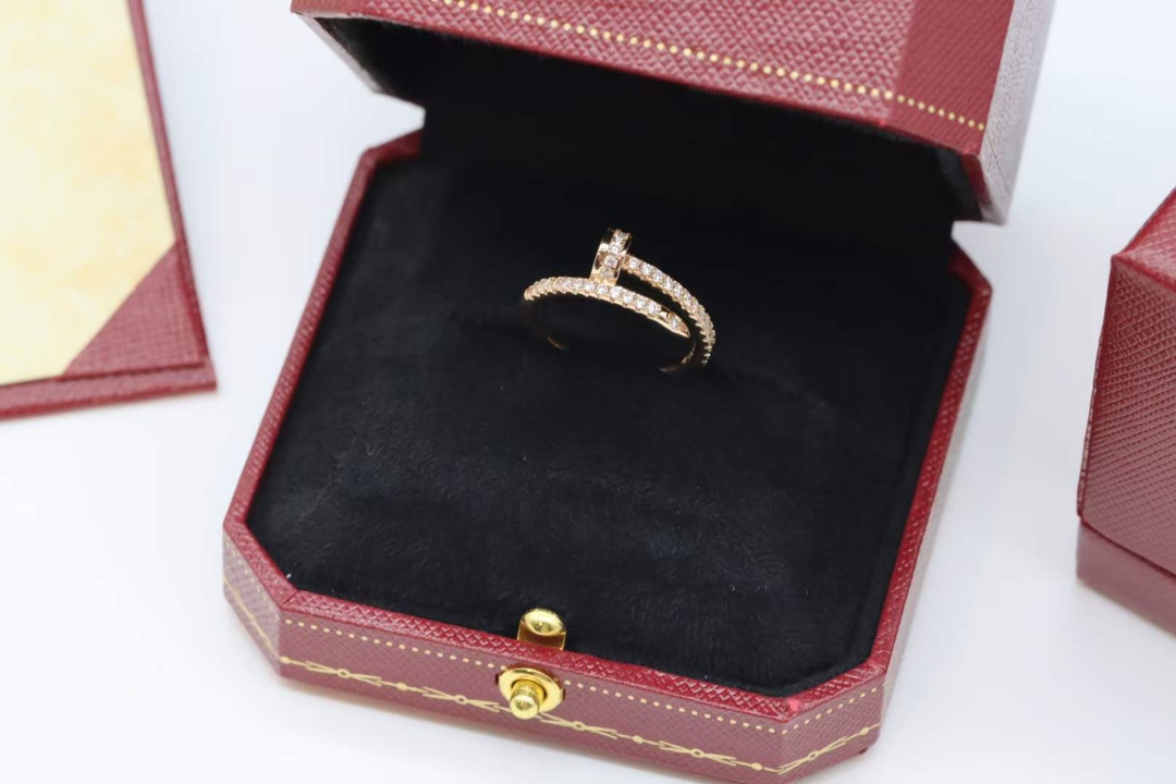 Cartier 卡地亚/Cartier 窄‮钉版‬子戒指 玫瑰金 满钻