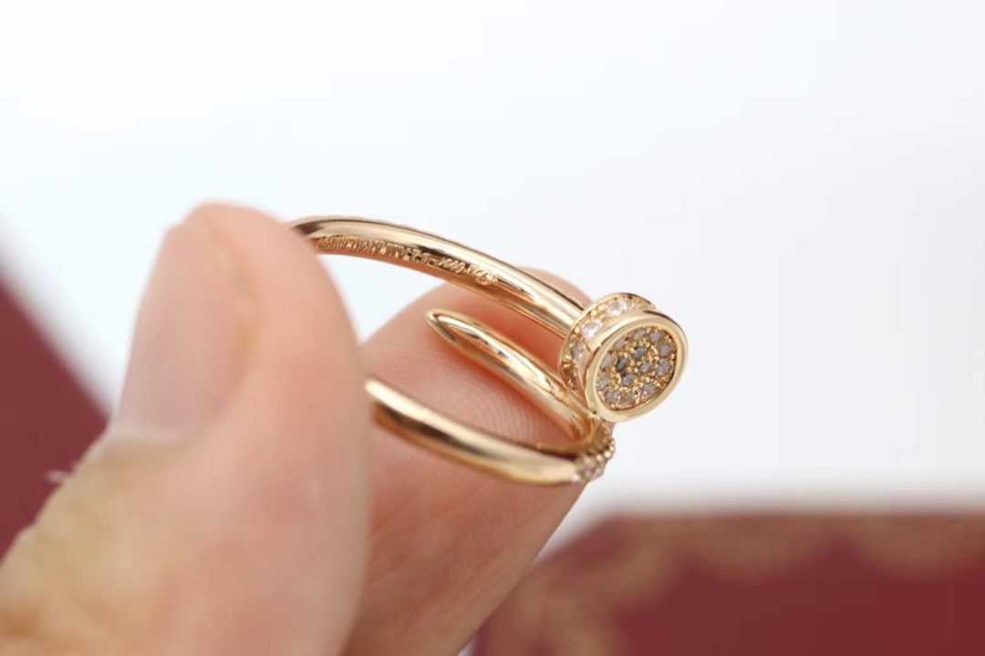 Cartier 卡地亚/Cartier 窄‮钉版‬子戒指 玫瑰金 满钻