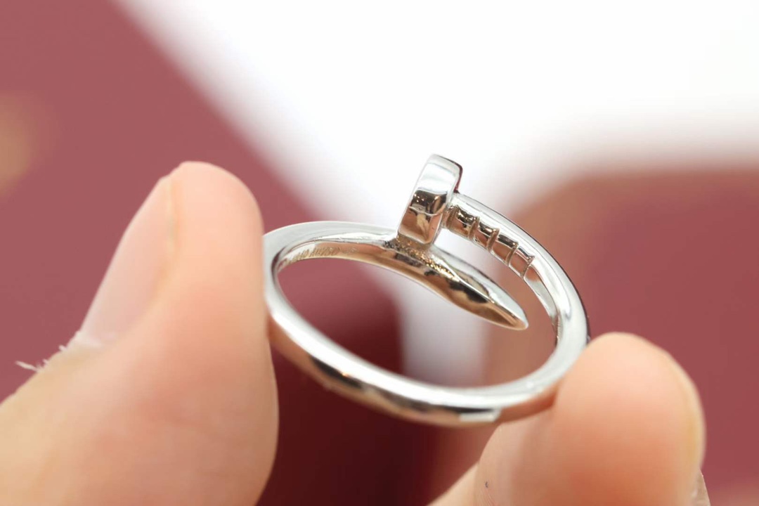 Cartier 卡地亚/Cartier 窄‮钉版‬子戒指 银色 无钻