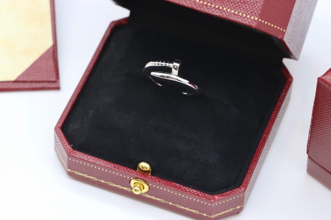 Cartier 卡地亚/Cartier 窄‮钉版‬子戒指 银色 无钻