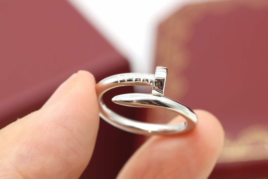 Cartier 卡地亚/Cartier 窄‮钉版‬子戒指 银色 无钻