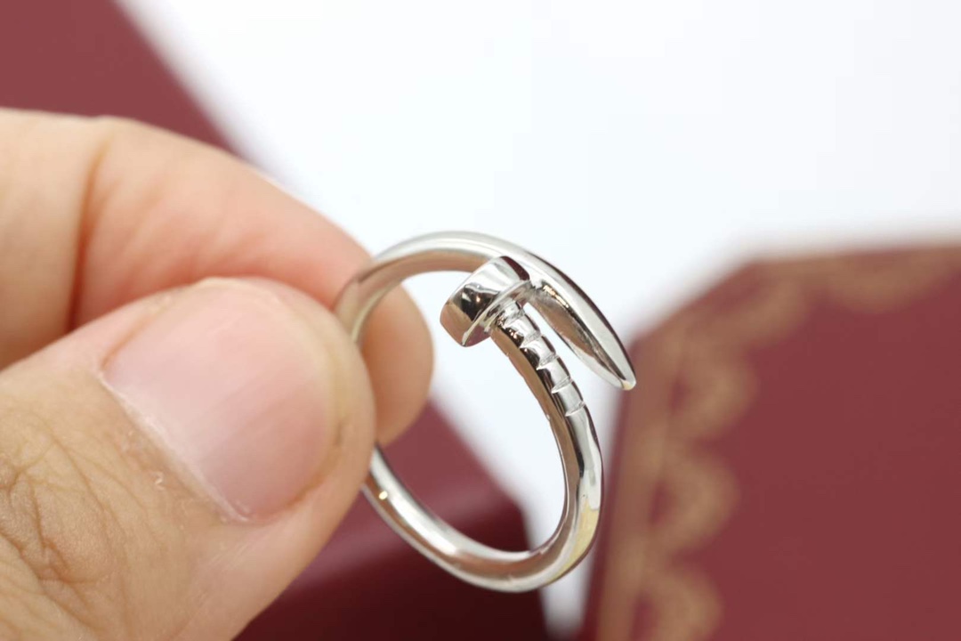 Cartier 卡地亚/Cartier 窄‮钉版‬子戒指 银色 无钻