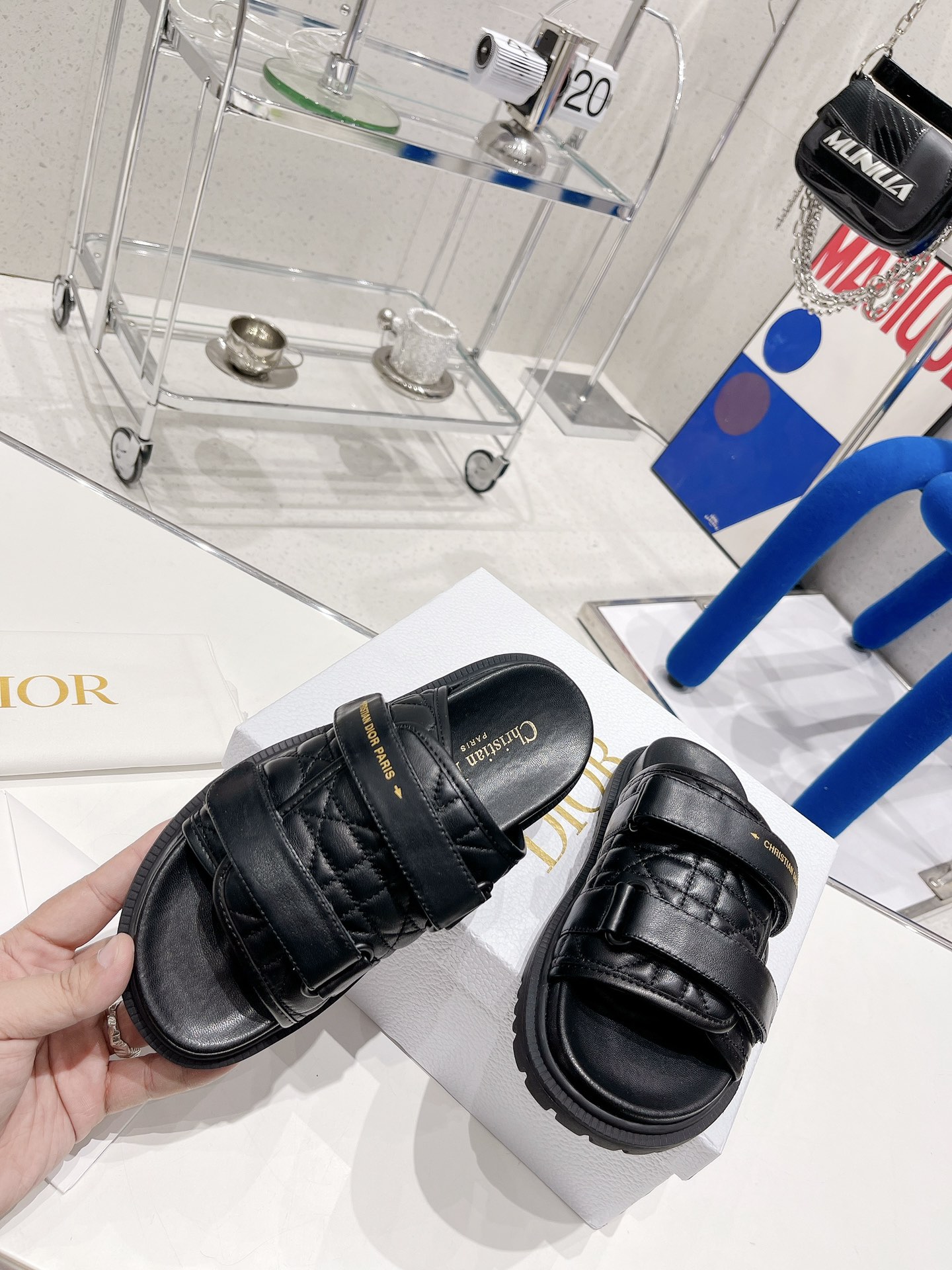 Dior Dior迪奥 2022夏季新款厚底电绣牛皮凉拖鞋 耐看的懒人拖鞋 精美