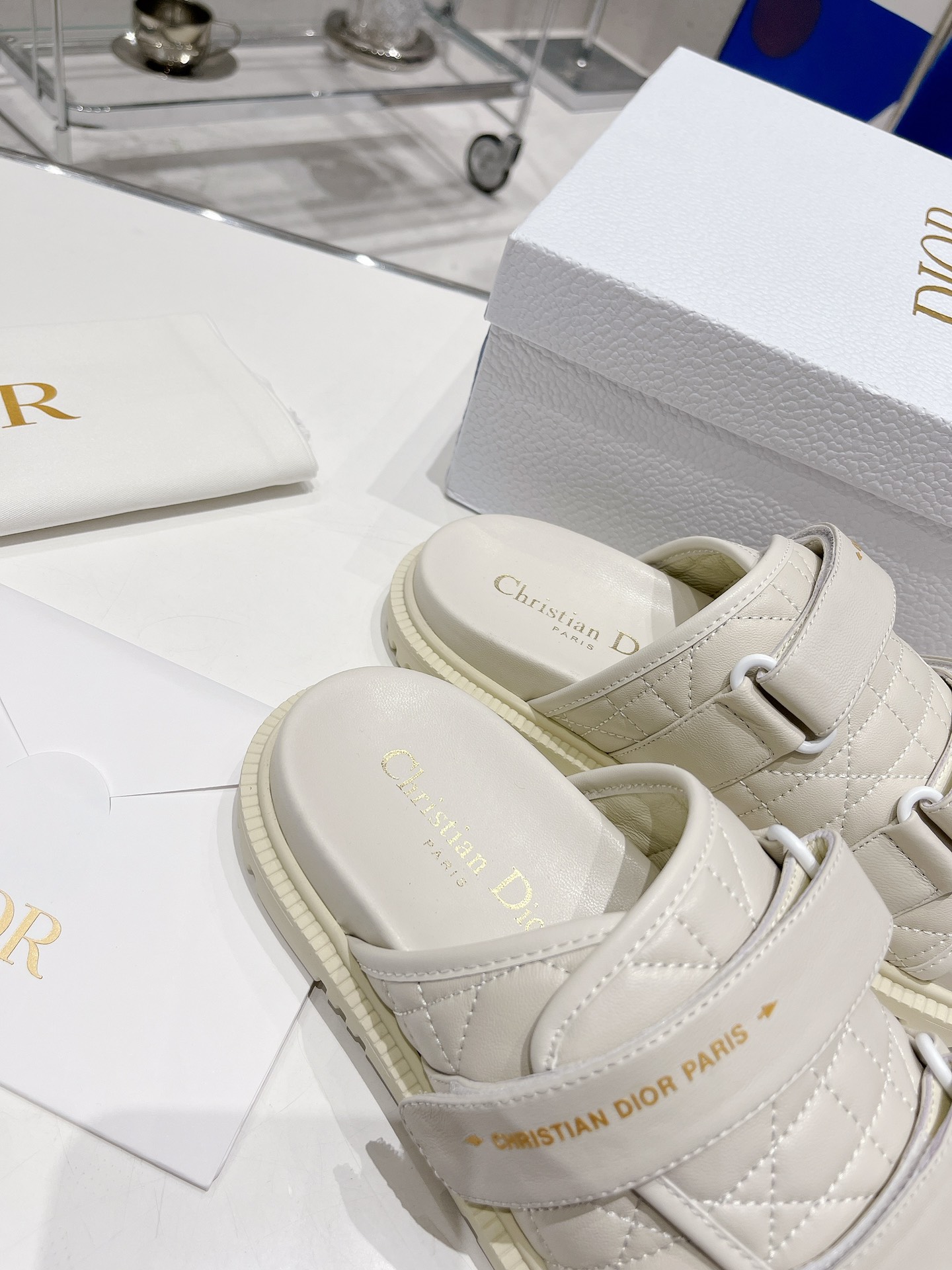Dior Dior迪奥 2022夏季新款厚底电绣牛皮凉拖鞋 耐看的懒人拖鞋 精美