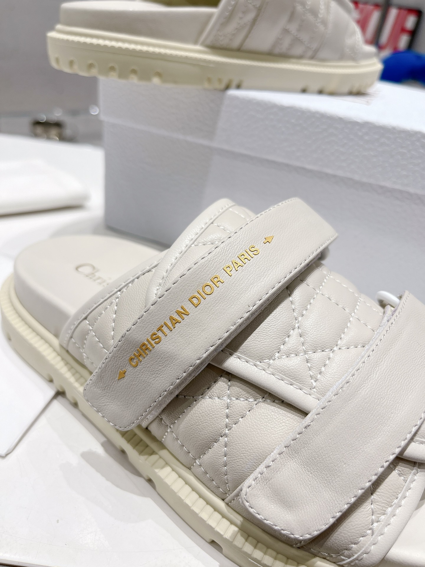 Dior Dior迪奥 2022夏季新款厚底电绣牛皮凉拖鞋 耐看的懒人拖鞋 精美