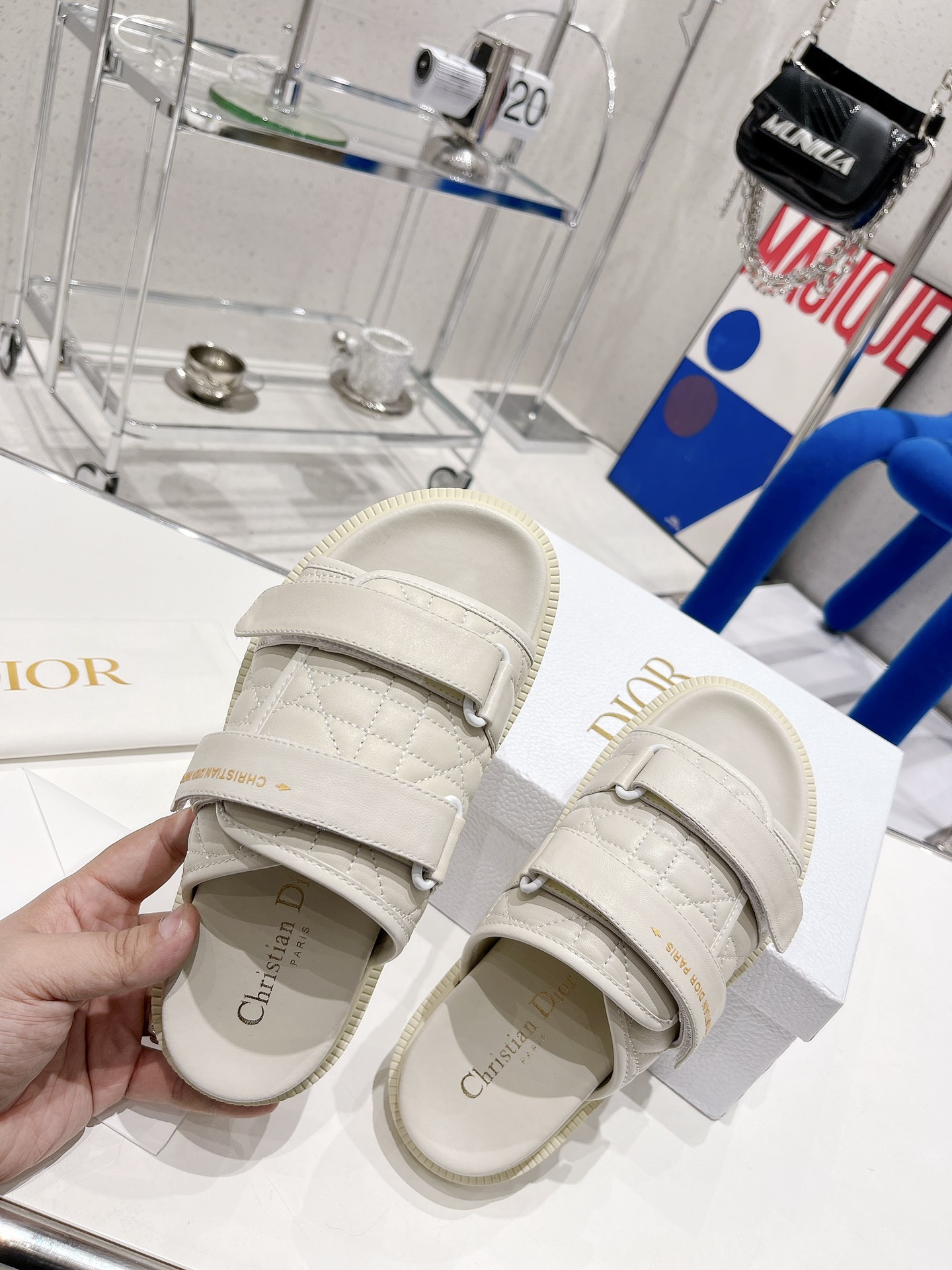 Dior Dior迪奥 2022夏季新款厚底电绣牛皮凉拖鞋 耐看的懒人拖鞋 精美