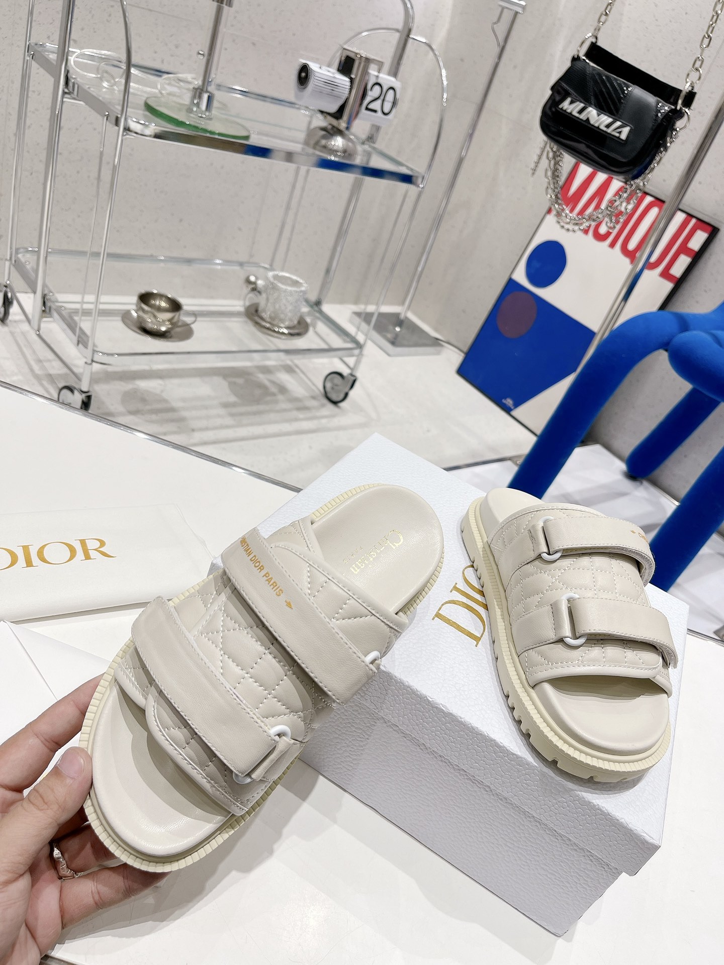 Dior Dior迪奥 2022夏季新款厚底电绣牛皮凉拖鞋 耐看的懒人拖鞋 精美