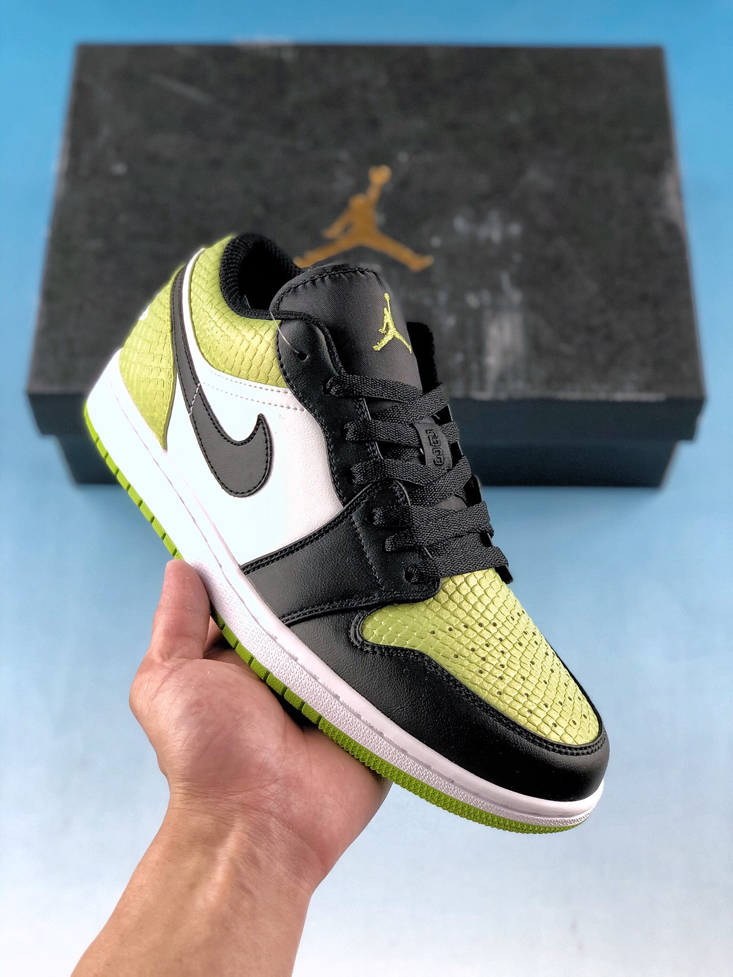  支持放店
AJ 1 Low AJ1 “green” 青草绿 黑脚趾
承袭了「黑脚趾」的经典装扮，黑白鞋头简洁又耐看。
后跟和外底则采用了亮眼的亮绿色呈现，黑白绿的组合既有春季的活力气息，也有沉稳平衡的一面，使其适宜于多种场合的穿着搭配。
  原厂内置气垫魔块 A模大底 
头层小牛皮 鞋舌AJ原厂专用牛津布+AJ专用反口珍珠布+原厂无杂质高弹内里海棉+特殊封边弹力鞋带 
请认准自己的版本 
女码六孔CT1564 002
36 36.5 37.5 38 38.5 39 40
男码七孔CK3022-003
40.5 41 42 42.5 43 44 44.5 45 46