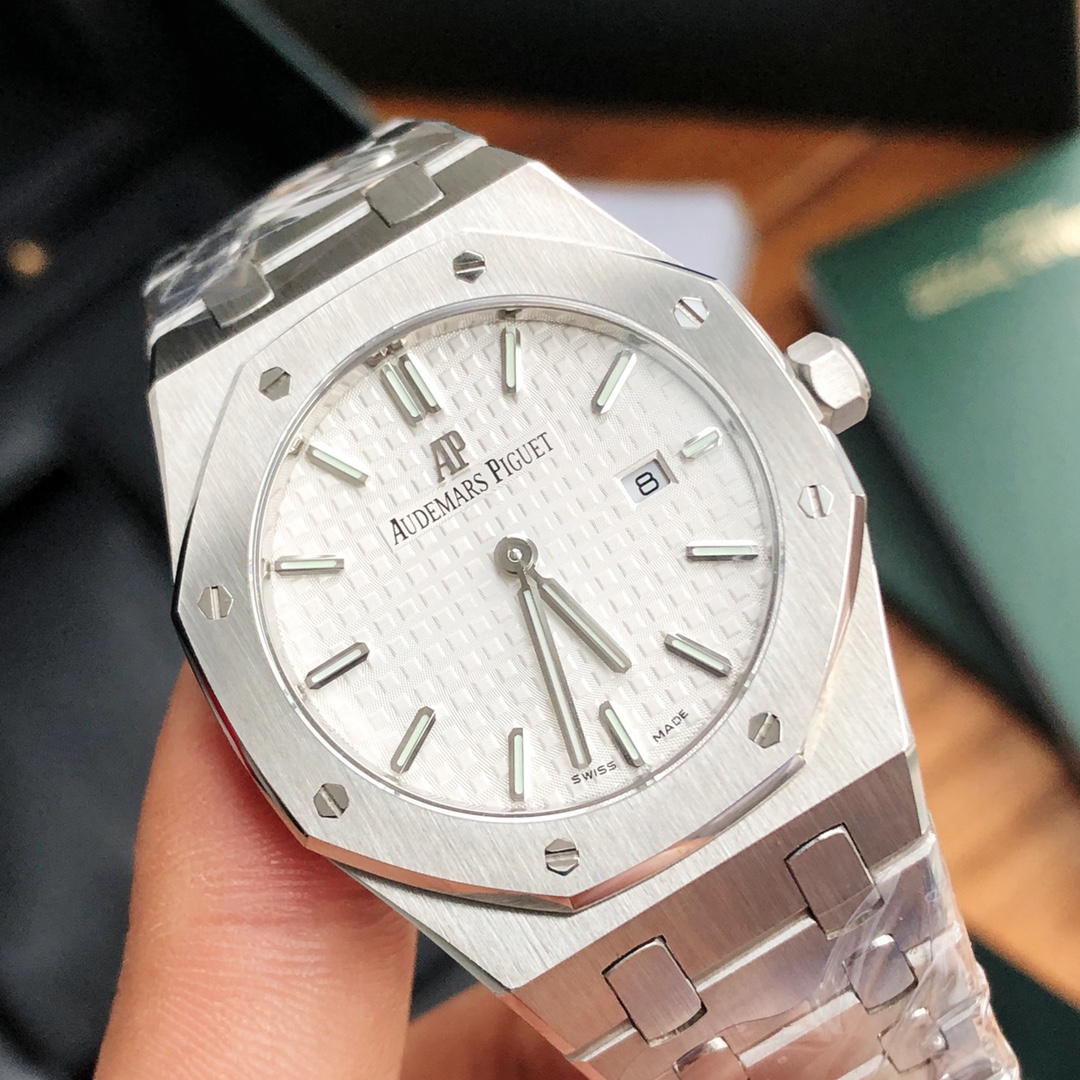 NO:882145,Swiss original F04111 quartz movement. It is the diamond-free model. The official model of the women's watch in the Audemars Piguet Royal Oak series is 67650ST.OO.1261ST.01  The unique octagonal appearance of the Audemars Piguet Royal Oak series also has Audemars Piguet's unique design style and incorporates women's elegance into it. It is deeply loved by ladies. Even though it is only 33 mm in size, it fully demonstrates Audemars Piguet's unique pure beauty and resolute lines. Equipped with a Swiss quartz movement and a practical calendar display function, it will not look heavy for ladies to wear. It is sold with a full set of counter packaging. In special times, the quantity cannot be large. Orders must be made quickly, audemars19860909瑞士原装F04111石英机芯. 就是无钻款来的 爱彼皇家橡树系列中的女士腕表其官方型号为67650ST.OO.1261ST.01 爱彼皇家橡树系列独有的八角形外观还拥有爱彼独特的设计风格也将女士优雅风格融入其中,深受女士们的爱戴,即使只有33毫米的小尺寸,也将爱彼独有的纯净美感与刚毅线条展现的淋漓尽致. 搭载瑞士石英机芯、拥有实用的日历显示功能,女士们佩戴起来不会显得沉重 配专柜全套包装出售.特殊时期 数量不可能会很多的 下单一定要快,,audemars,Watch