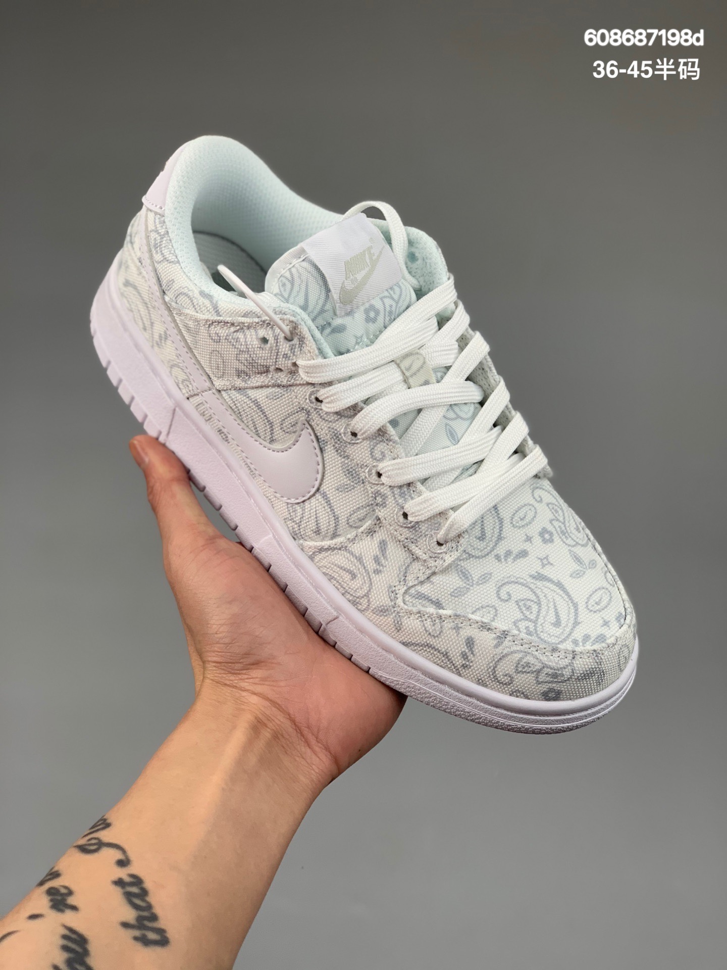 本地
Nike Dunk Low ESS 