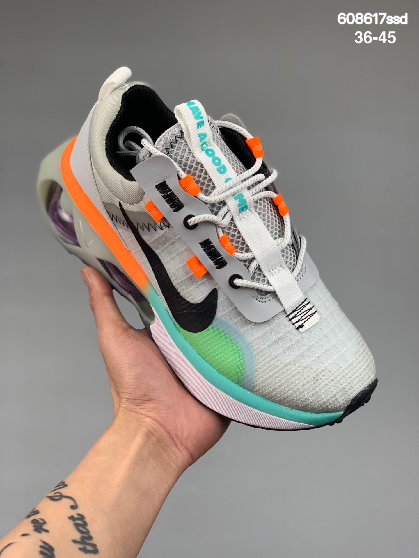 本地
耐克  Nike Air Max 2021 GS 货号：DA3199-101 鞋面使用 Nike 近些年主打的蝉翼质感材料打造，保证透气性的同时更加轻量化，但在内侧和后跟处则延续皮革和网眼设计。最引人注目的是后跟超大半掌气垫，但与以往不同，此次使用相当创新的镶嵌式设计，硬质 TPU 形成的拱形结构将 360 度可视气垫包裹在其中，科幻前卫的视觉效果拉满。后跟气垫从侧面看起来十分夸张，吸睛度十足。除此之外，还加持有快速系带系统，为鞋款增添了更多专业属性 Size:36 37 38 39 40 41 42 43 44 45 
编码：608617ssd