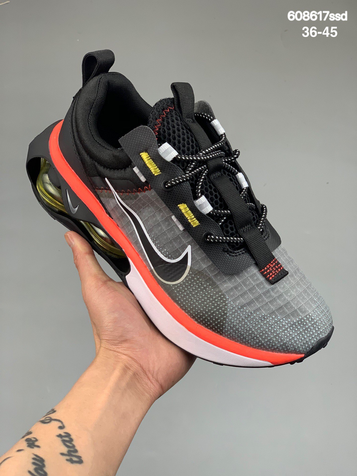 本地
耐克  Nike Air Max 2021 GS 货号：DA3199-101 鞋面使用 Nike 近些年主打的蝉翼质感材料打造，保证透气性的同时更加轻量化，但在内侧和后跟处则延续皮革和网眼设计。最引人注目的是后跟超大半掌气垫，但与以往不同，此次使用相当创新的镶嵌式设计，硬质 TPU 形成的拱形结构将 360 度可视气垫包裹在其中，科幻前卫的视觉效果拉满。后跟气垫从侧面看起来十分夸张，吸睛度十足。除此之外，还加持有快速系带系统，为鞋款增添了更多专业属性 Size:36 37 38 39 40 41 42 43 44 45 
编码：608617ssd