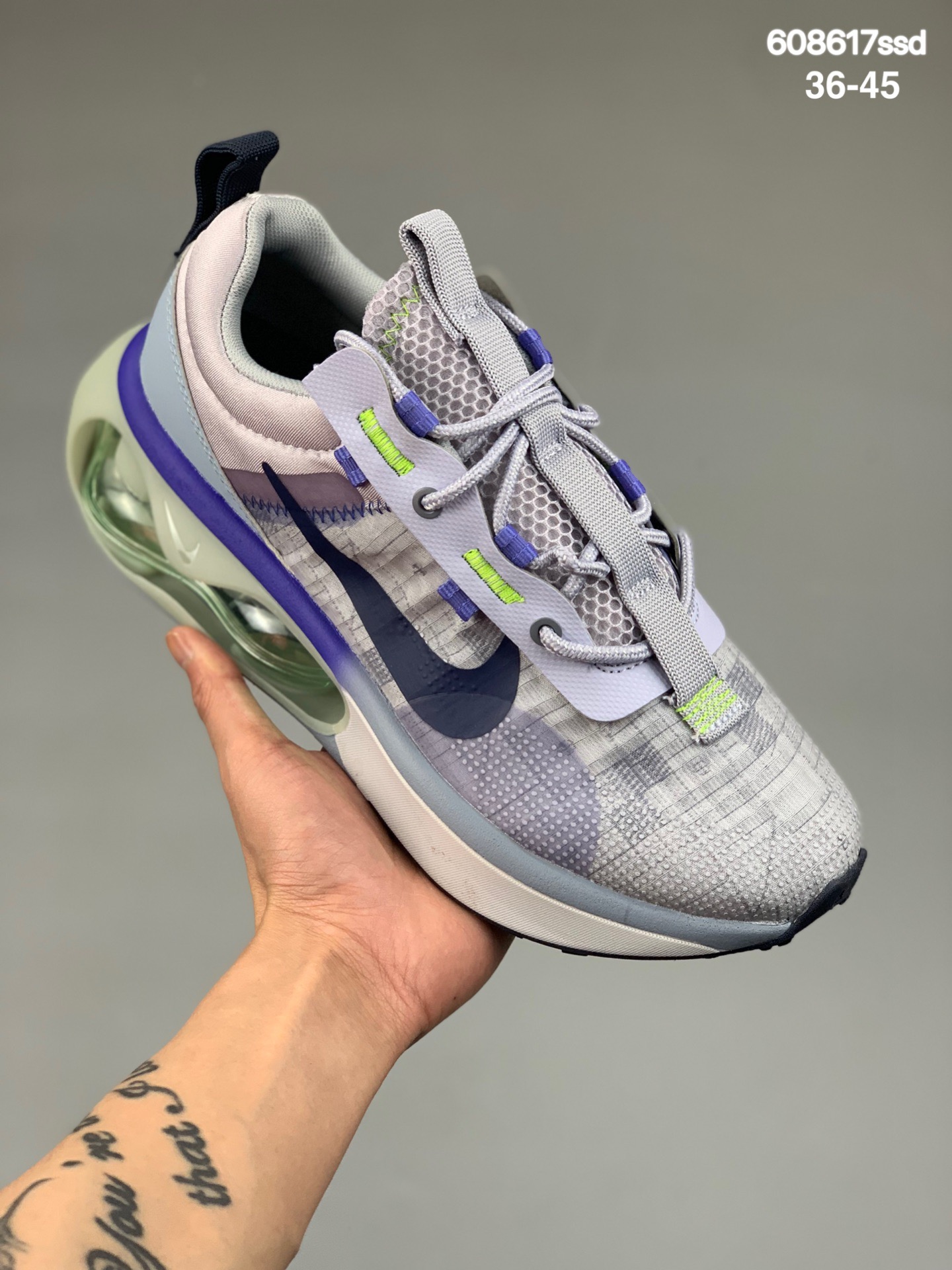 
耐克  Nike Air Max 2021 GS 货号：DA3199-101 鞋面使用 Nike 近些年主打的蝉翼质感材料打造，保证透气性的同时更加轻量化，但在内侧和后跟处则延续皮革和网眼设计。最引人注目的是后跟超大半掌气垫，但与以往不同，此次使用相当创新的镶嵌式设计，硬质 TPU 形成的拱形结构将 360 度可视气垫包裹在其中，科幻前卫的视觉效果拉满。后跟气垫从侧面看起来十分夸张，吸睛度十足。除此之外，还加持有快速系带系统，为鞋款增添了更多专业属性 Size:36 37 38 39 40 41 42 43 44 45 
编码：608617ssd