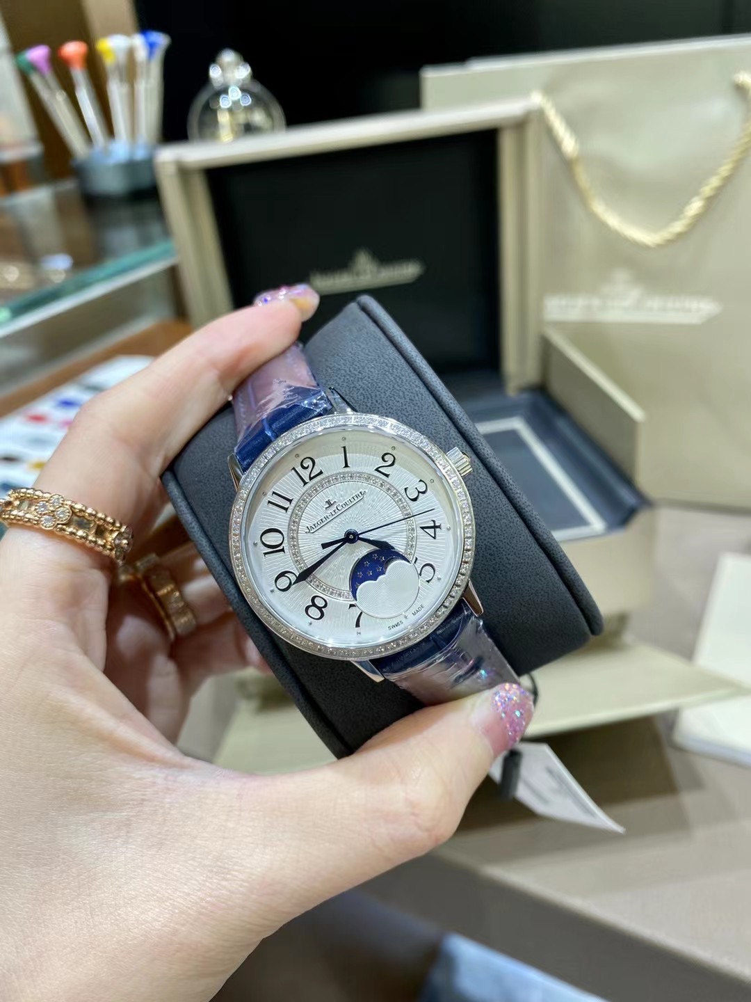 NO:394144,Produced by SJ, small diamonds, big diamonds, OMF, Jaeger-LeCoultre JL OR6, imported from Japan, Umeda movement. The highest quality of the entire network, real buttons, real moon phase, real function, all-in-one machine, Jaeger-LeCoultre Moon phase Dating Series White Model: 3578430, rose gold number: Q3523570. Starry Sky Model: 357843J watch is romantically released, the function is synchronized with original, and the original version is the same. [Movement] is modified with Umeda movement 925A/1, and the function is synchronized with original: 6 o'clock moon phase disc is a circle for one month,  The case button at 7 o'clock adjusts the moon phase function. [Case] ​​is 34mm in diameter and 8.8mm in thickness. The appearance is made of original stainless steel and is inlaid with brightly arranged diamonds in close arrangement. [Dial] Guilloche dial, the inner dial is harmoniously and symmetrically embellished with smaller diamonds. [Watch mirror] is made of sapphire crystal glass with high transparency, clear and clear mirror. [Watch strap] Italian texture calfskin, real thing proves everything S1 exquisitely recommended women's mechanical watch, jaeger-lecoultre, cowhide19860909SJ出品 小钻大钻  OMF 积家 JL OR6 日本进口优美达机芯.全网最高品质 真按钮,真月相,真功能 一体机 积家月相约会系列白色型号:3578430,玫瑰金号:Q3523570.星空型号:357843J腕表浪漫登场,功能同步原装,与原装对版.【机芯】采用优美达机芯改装925A/1,功能同步原装: 6点钟月相盘为一个月走一圈, 7点钟方向表壳按钮调节月相功能.【表壳】直径34mm,厚度8.8毫米.外观同原装精钢材质打造表圈镶嵌了紧密排列的明亮式切割钻石.【表盘】扭索饰纹表盘,内表盘和谐对称的点缀了尺寸较小的美钻.【表镜】材质为蓝宝石水晶玻璃镜面高透清晰高透清晰.【表带】意大利质感小牛皮 实物证明一切 S1精致推荐女士机械腕表,,jaeger-lecoultre,cowhide,Watch