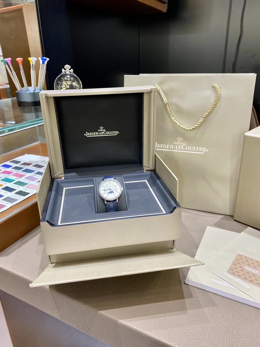 High-Quality Imported Yumeida Core Wristwatch with Real Buttons and Diamonds - 图片 2