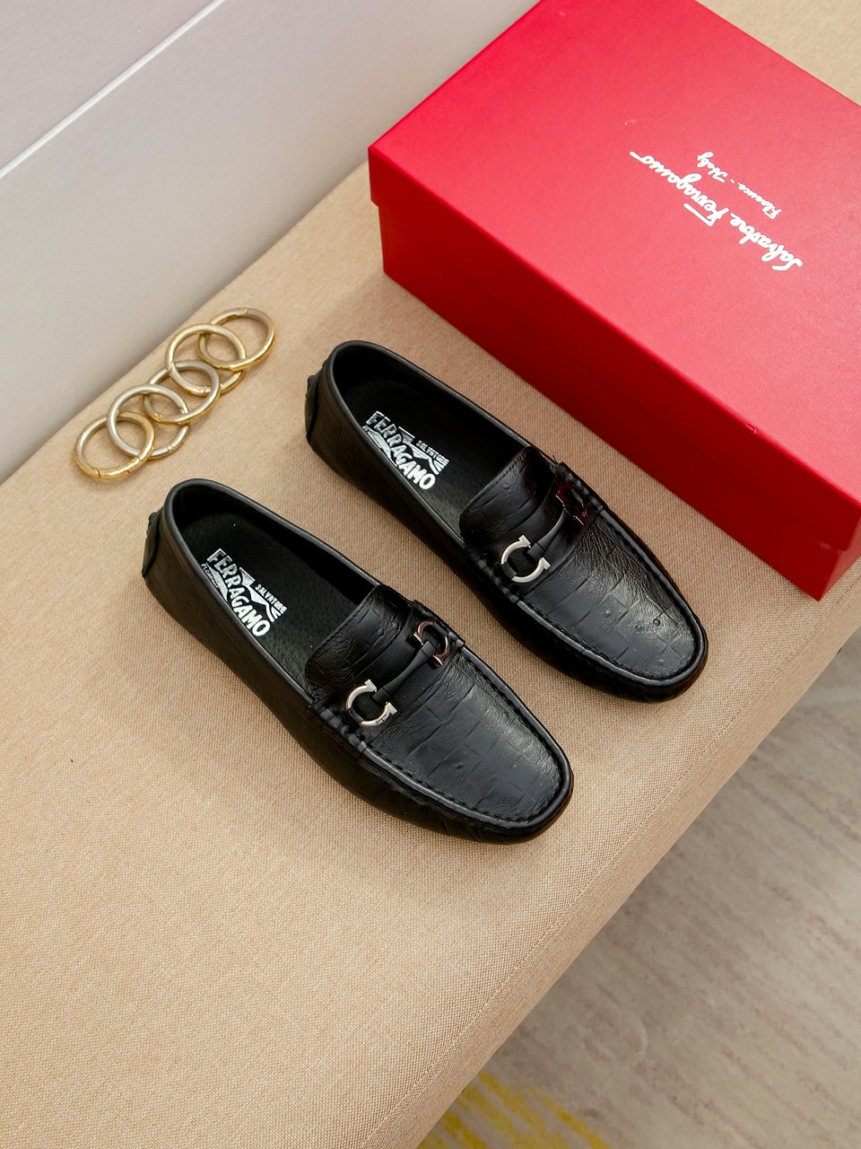 I0 菲拉格慕时尚舒适休闲豆豆鞋，一脚蹬休闲男鞋。鞋面进口优质牛皮，金属扣装饰，柔软羊皮内里垫脚，完美鞋楦，时尚帅气，上脚舒服, 商务休闲两相宜。