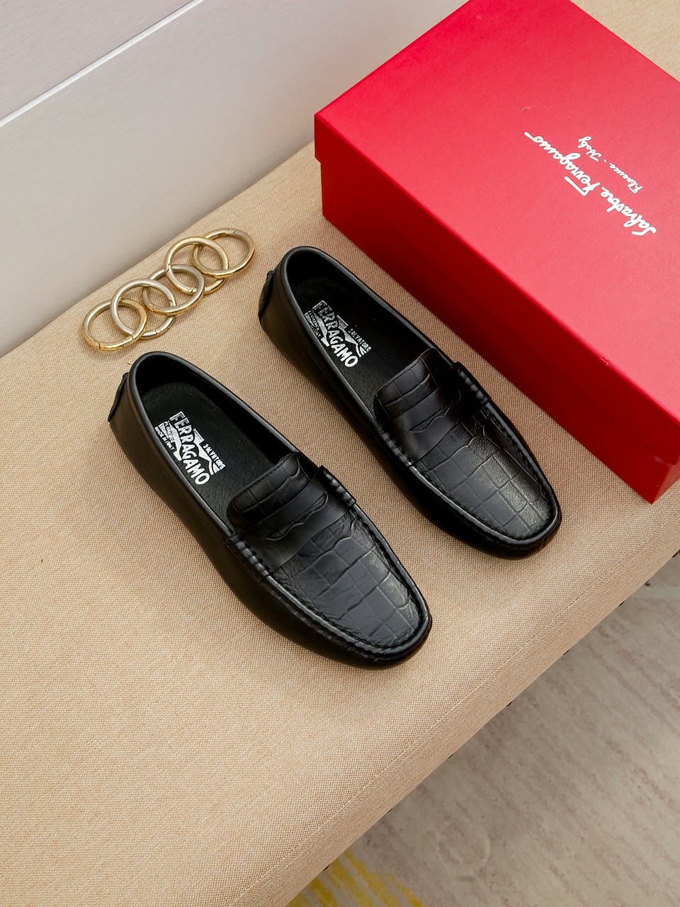 I0 菲拉格慕时尚舒适休闲豆豆鞋，一脚蹬休闲男鞋。鞋面进口优质牛皮，金属扣装饰，柔软羊皮内里垫脚，完美鞋楦，时尚帅气，上脚舒服, 商务休闲两相宜。