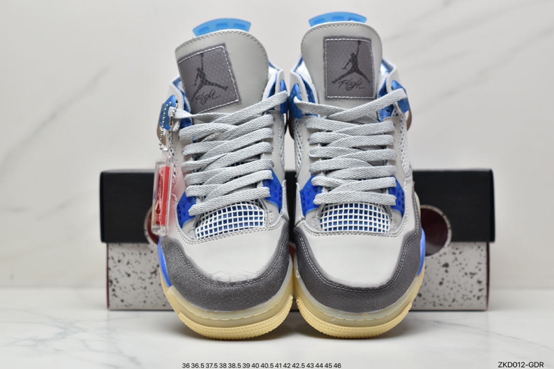 270 乔丹AJ4 OW联名蝉翼 米白色 Off-White x Air Jordan AJ4 Retro"Cream/Sail"“OW联名沙浅棕米白黑”鞋款采用米白色为主体，运用白色进行视觉效果上呼应。当中能够看到全鞋设计上在搭载经典轮廓的同时，亦注入了中底 AIR 字样、泡棉外露鞋舌、异材质拼接、半透明橡胶物料和说明书式字样等标志性元素，提供截然不同的细节质感。官方货号：CV9388-100Size ：36 36.5 37.5 38 38.5 39 40 40.5 41 42 42.5 43 44 44.5 45 46 47.5 ID：ZKD012-GDR