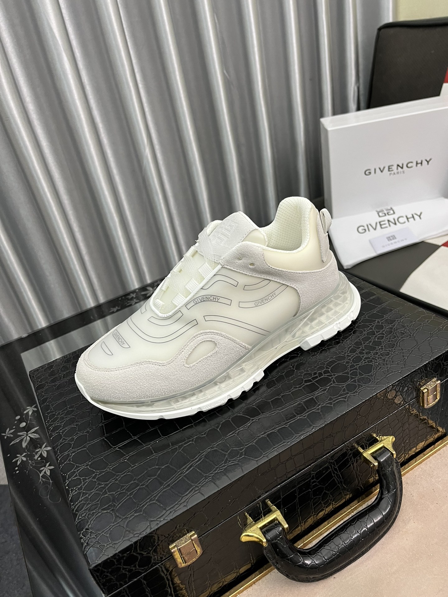 J5  GIVENCHY 纪梵希 Givenchy  低帮JAW Sneaker运动鞋 2爆款热卖 众多红人明星秀✨造型简约且兼具时尚运动感 进口头层牛皮拼接 羊皮内里 原版气垫大底 脚感舒适 38-44码2⃣️色可选