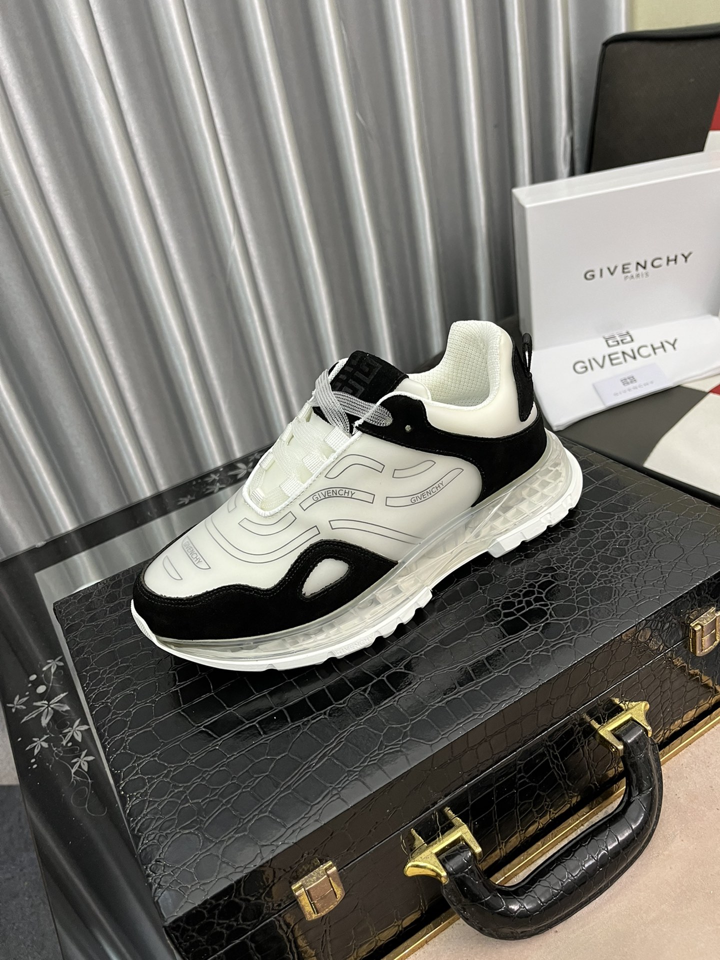 J5  GIVENCHY 纪梵希 Givenchy  低帮JAW Sneaker运动鞋 2爆款热卖 众多红人明星秀✨造型简约且兼具时尚运动感 进口头层牛皮拼接 羊皮内里 原版气垫大底 脚感舒适 38-44码2⃣️色可选