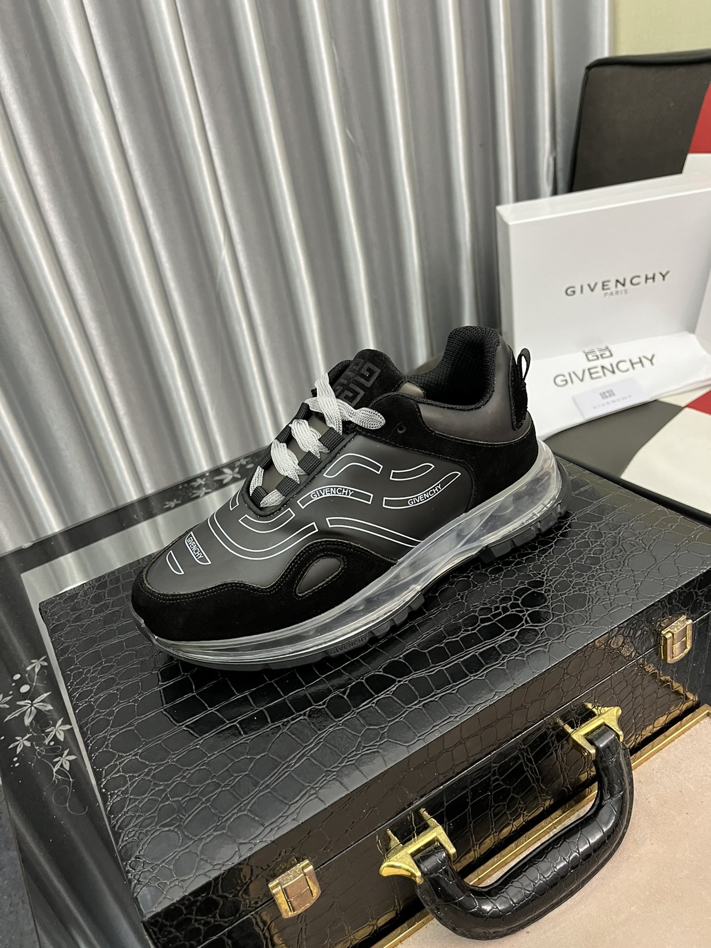 J5  GIVENCHY 纪梵希 Givenchy  低帮JAW Sneaker运动鞋 2爆款热卖 众多红人明星秀✨造型简约且兼具时尚运动感 进口头层牛皮拼接 羊皮内里 原版气垫大底 脚感舒适 38-44码2⃣️色可选