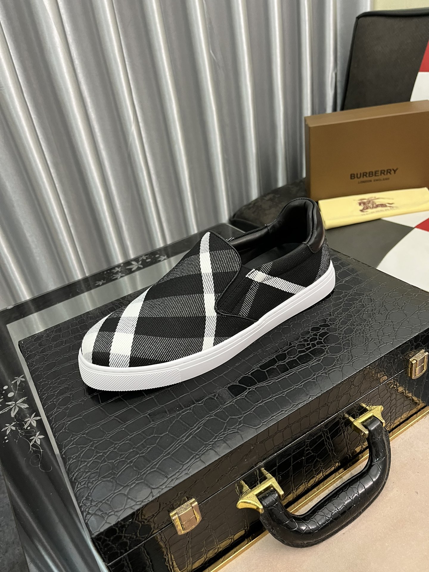 I0  我 Burberry 巴宝莉 ‼️男士最一脚蹬乐福休闲鞋✔️专柜同步上市原版一比一复刻🎩面料：意大利进口防水面料、做工纯手工拉线，生胶透气防滑大底，内里透气舒适小绵羊羊皮，密度 G5 ％舒适，原版橡胶大底耐磨 ✔️