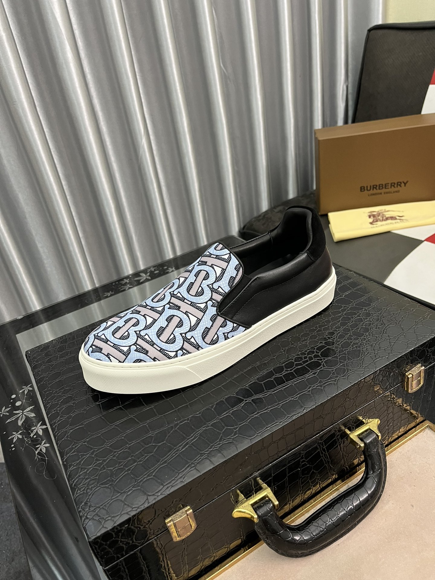 I0  我 Burberry 巴宝莉 ‼️男士最一脚蹬乐福休闲鞋✔️专柜同步上市原版一比一复刻🎩面料：意大利进口防水面料、做工纯手工拉线，生胶透气防滑大底，内里透气舒适小绵羊羊皮，密度 G5 ％舒适，原版橡胶大底耐磨 ✔️