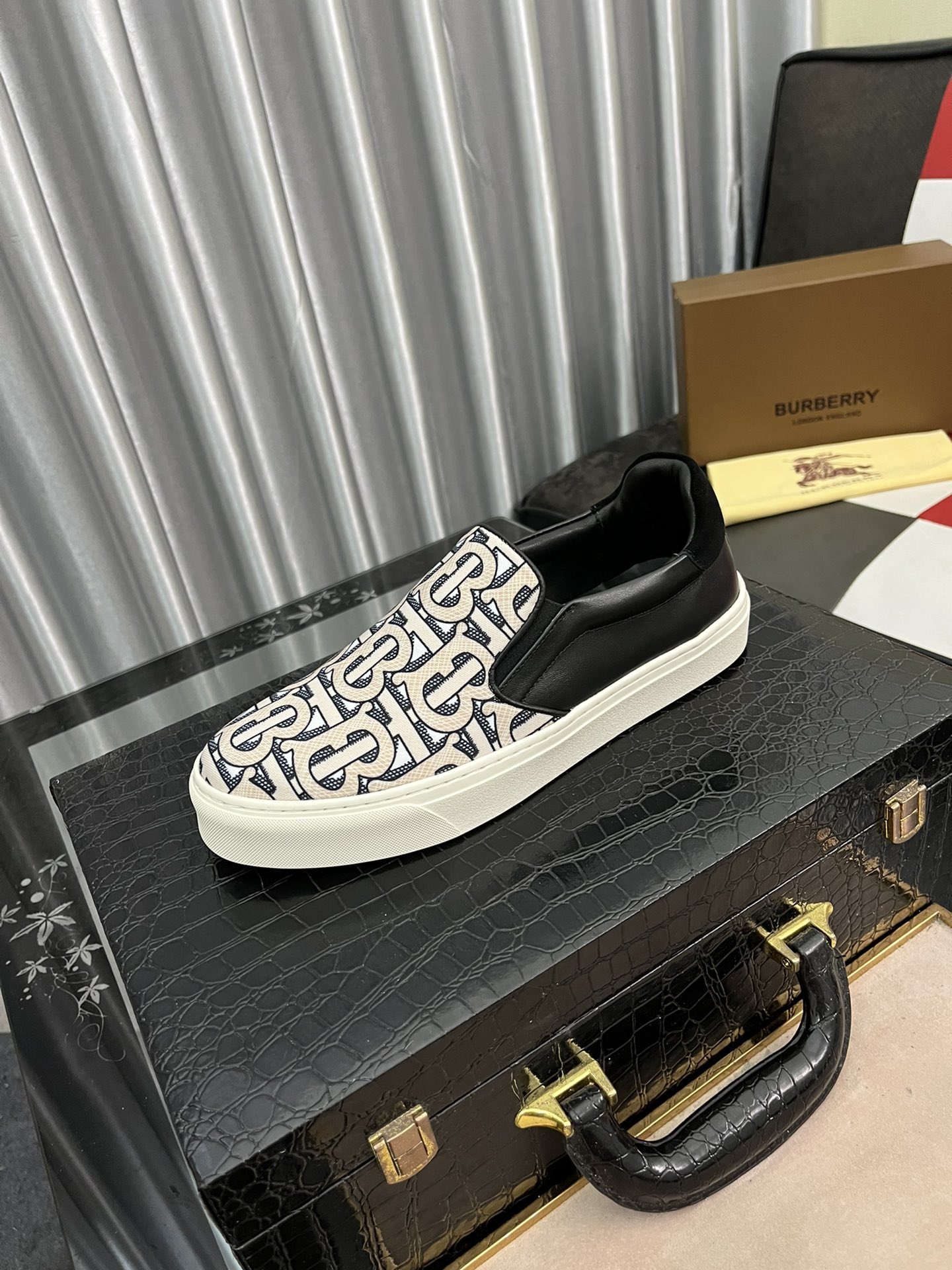 I0  我 Burberry 巴宝莉 ‼️男士最一脚蹬乐福休闲鞋✔️专柜同步上市原版一比一复刻🎩面料：意大利进口防水面料、做工纯手工拉线，生胶透气防滑大底，内里透气舒适小绵羊羊皮，密度 G5 ％舒适，原版橡胶大底耐磨 ✔️